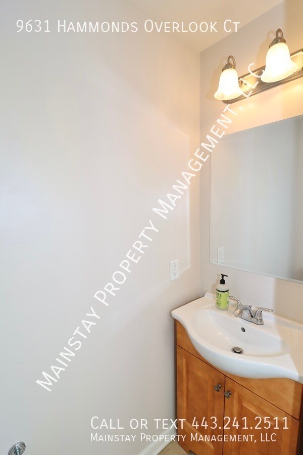 Building Photo - End Unit Townhome W/ Garage & NEW Deck in ...