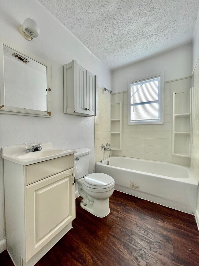 Building Photo - Cozy 2 Bedroom 1 Bath Home