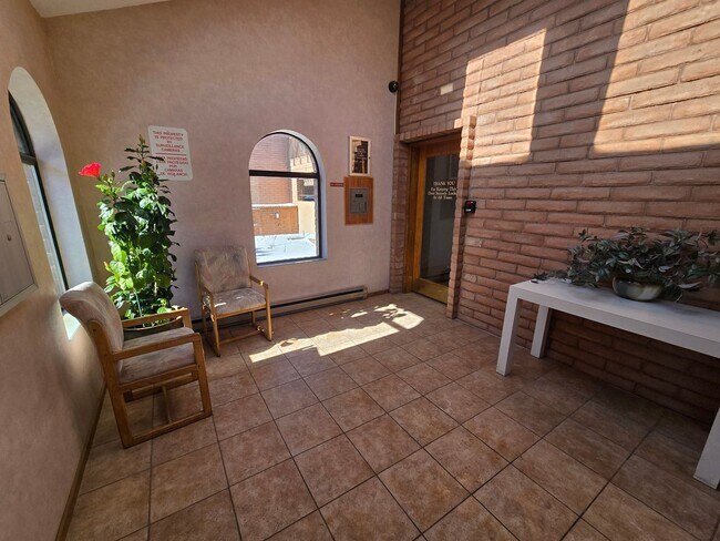 Foto del edificio - Secured Building with covered parking!