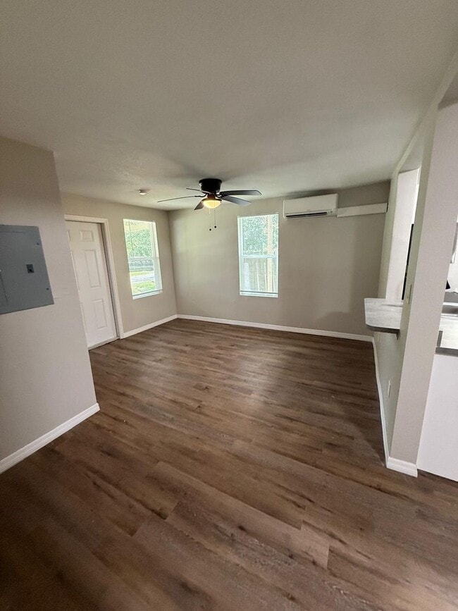 Building Photo - Renovated 2 bedroom, 2 bathroom duplex in ...