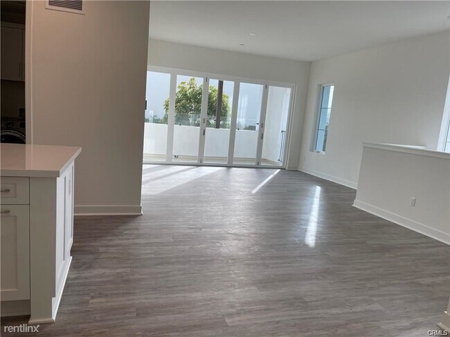 Building Photo - 2 br, 1.5 bath Townhome - 3211 Doheny Way