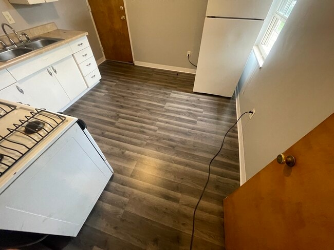 Kitchen - 1083 Sells Ave