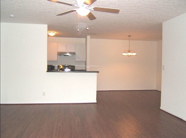 Building Photo - Renovated Convenient 2BR 2BA Condo in Kenwood