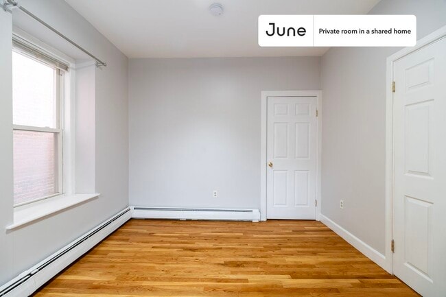 Building Photo - Private bedroom in 3 bed/1 bath Home