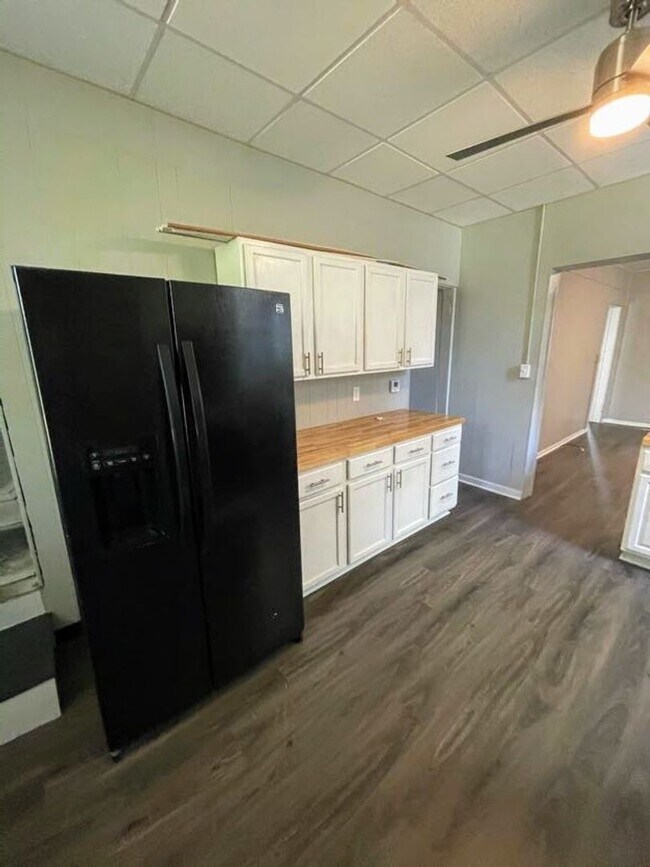 Building Photo - 6 bed 3 bath - recently updated large home...