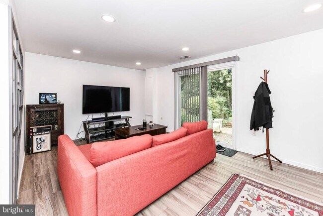 Foto del edificio - 6250 Hillside Rd