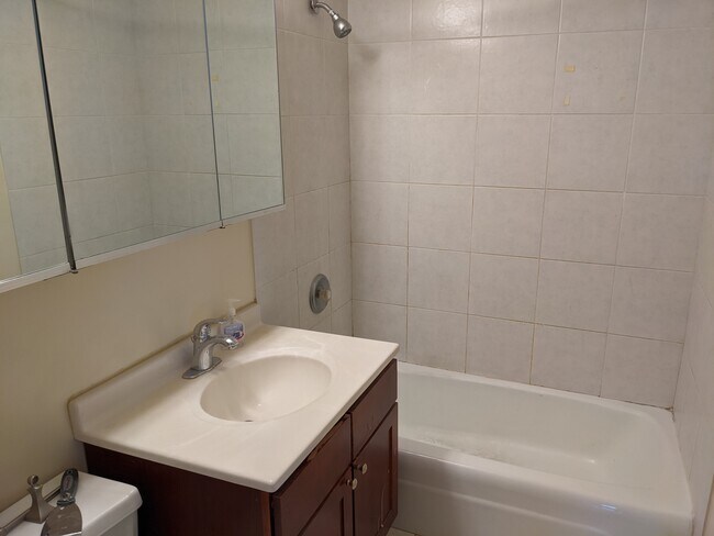 Foto del edificio - 655 W Irving Park Rd