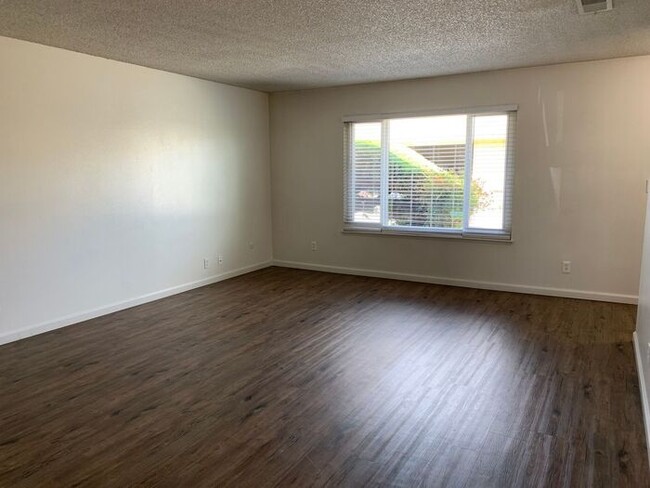 Building Photo - Recently remodeled unit available on Demaree!