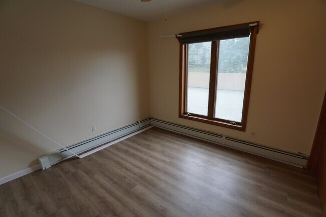 Building Photo - Charming 2 Bedroom Condo in North Evergreen!