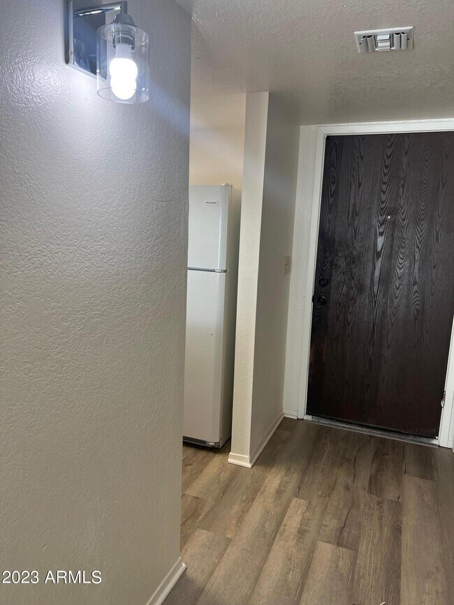 Foto del edificio - 8257 W Santa Cruz Blvd