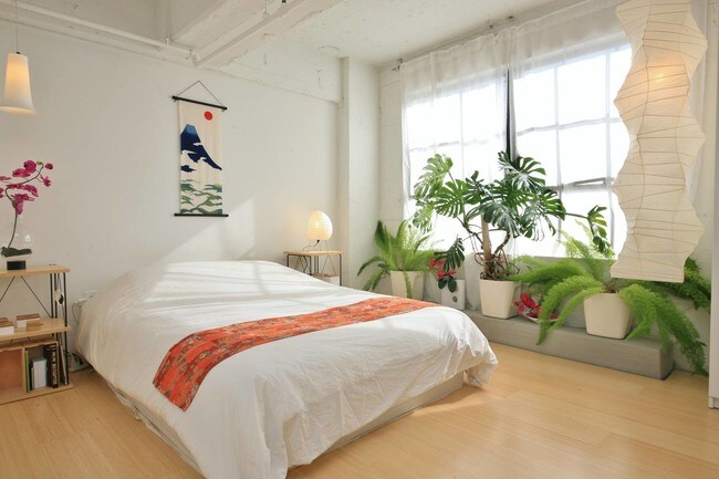 Private sunlit bedroom with bamboo floor - 200 N San Fernando Rd