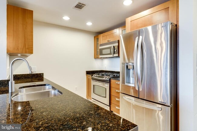 Foto del edificio - 2451 Midtown Ave