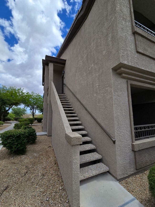Foto del edificio - A Charming 3 Bedroom upstairs unit in NW L...