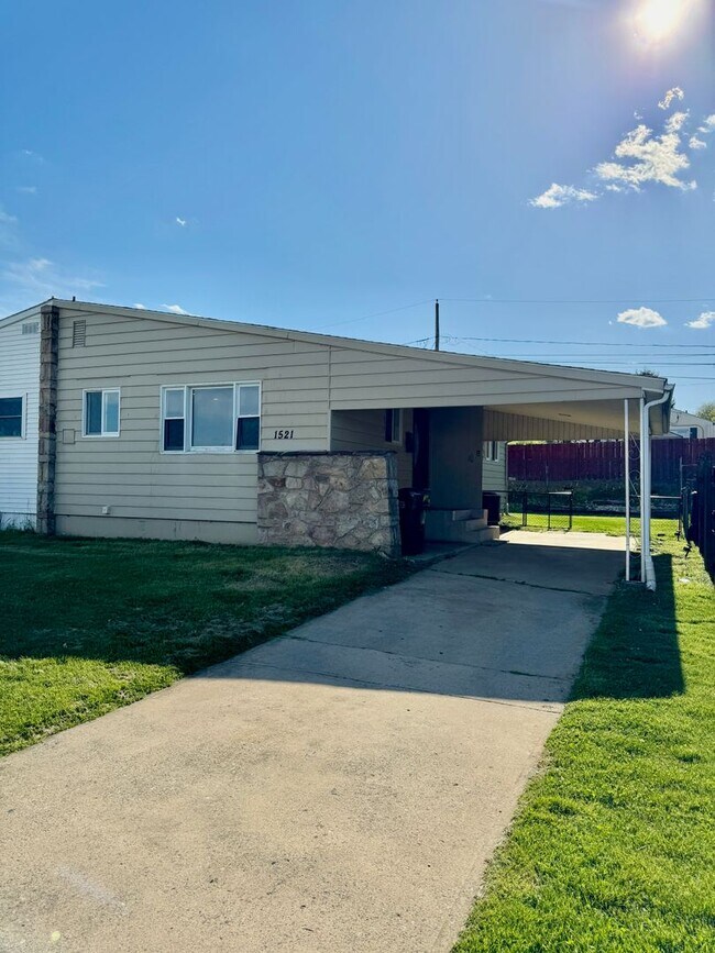 Building Photo - THREE BEDROOM Detached TWIN