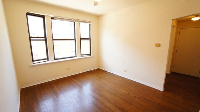 Building Photo - 3147 W Medill Ave