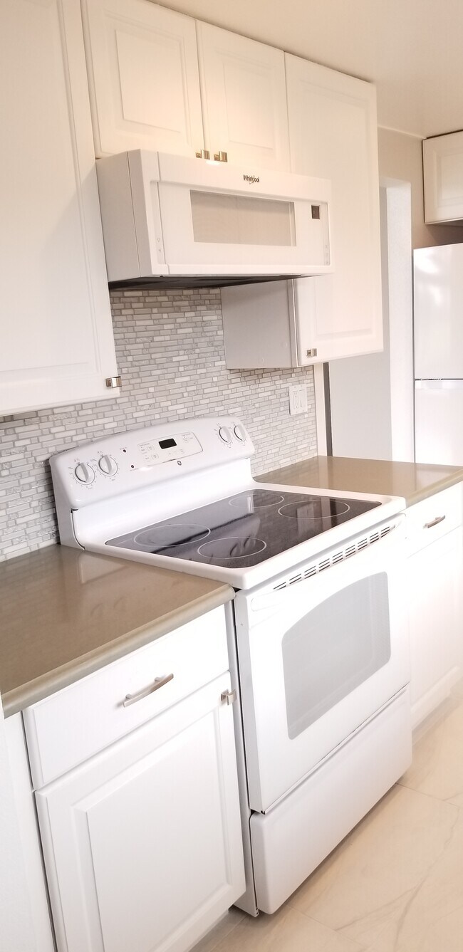 Kitchen - 5572 Fernhill Cir