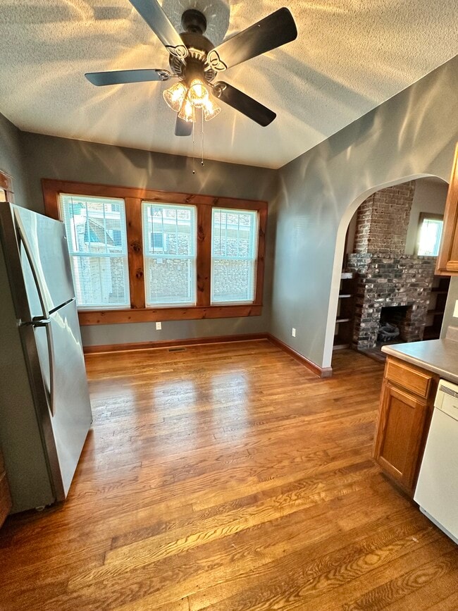 Foto del edificio - 923 E Hillcrest Dr