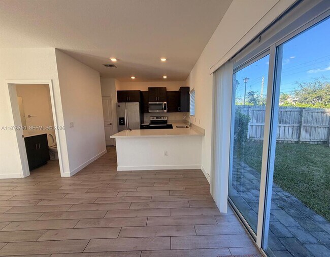 Foto del edificio - 871 SE 16th Ct