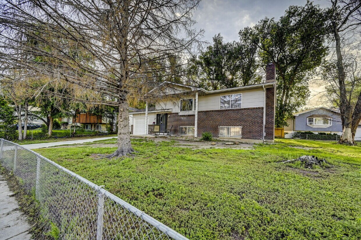 Foto principal - Charming 4-Bed Home with Bonus Room, Firep...