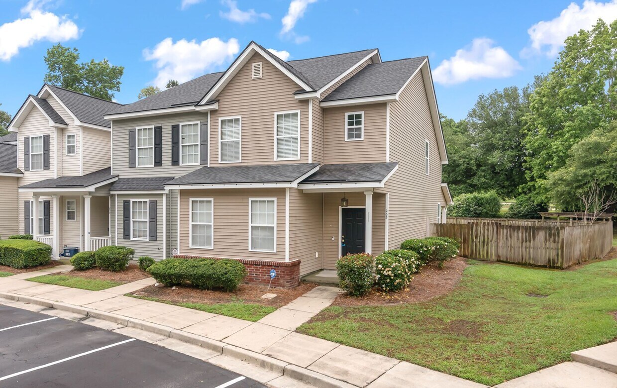 Primary Photo - 3 BR, 2.5 BTH. Well Maintained Townhome in...