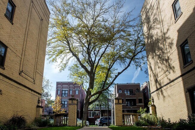 Foto del edificio - 3825 N Greenview Ave
