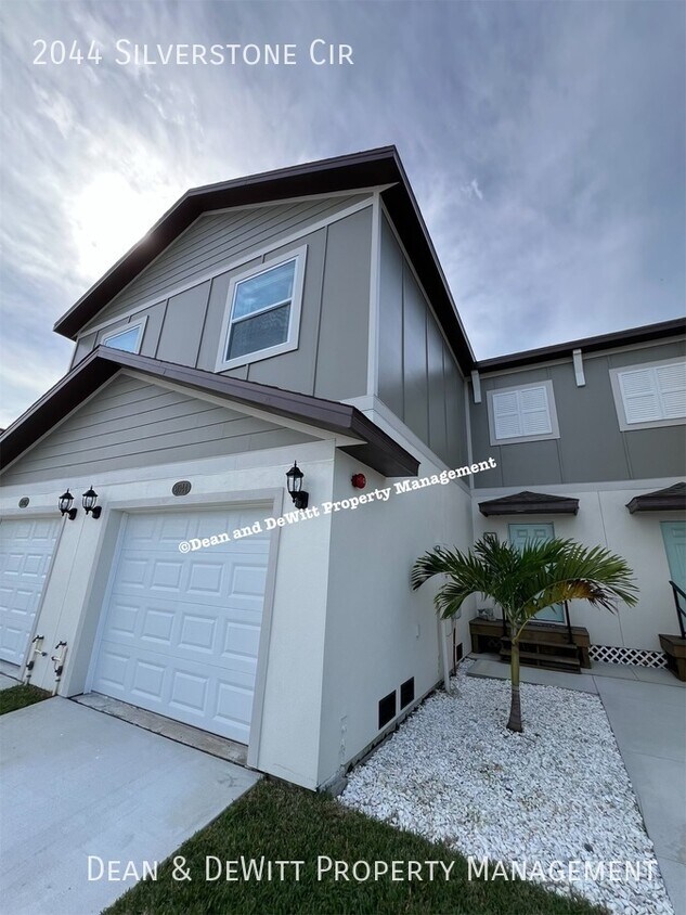Foto principal - New Construction Townhome - Clearwater 2/2...
