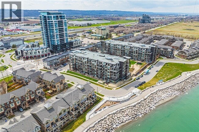 Building Photo - 10 Esplanade Ln