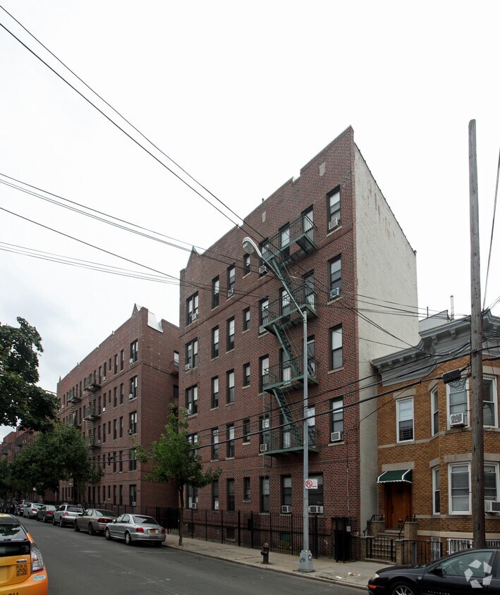 Foto principal - 60-30 Madison St