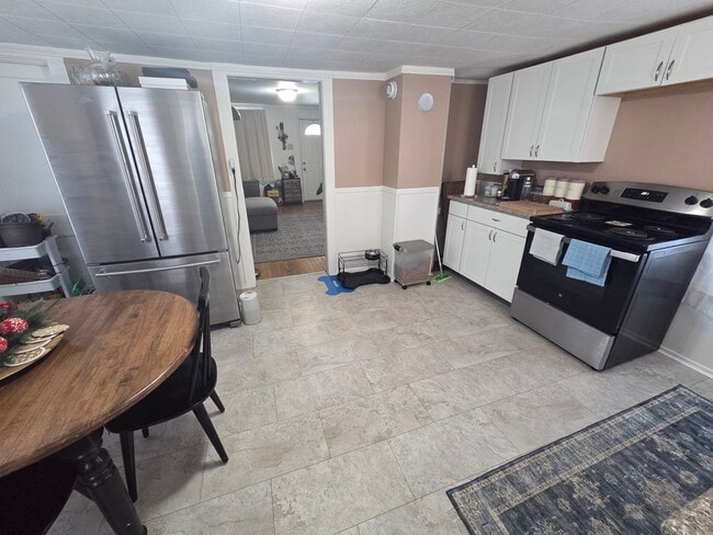 Building Photo - 400 Bennett St