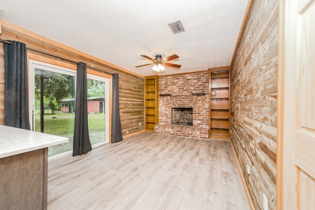 Foto del edificio - 14151 Grover Rd