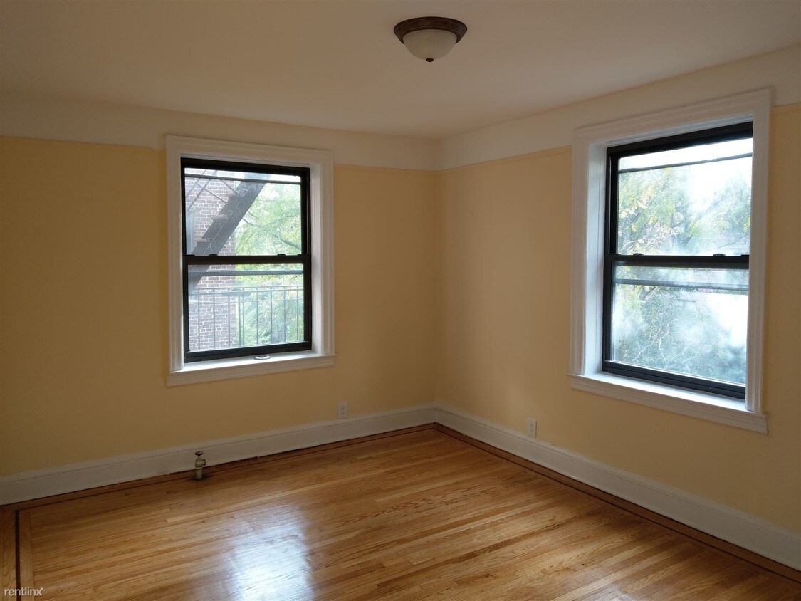 Foto del edificio - 11818 Metropolitan Ave