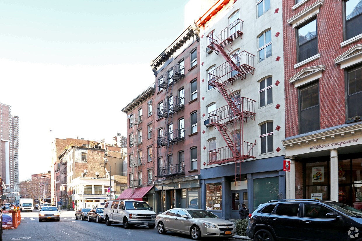 Building Photo - 147 Duane St