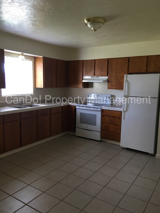 Building Photo - 3 Bedroom Apartment for Rent in Blackfoot