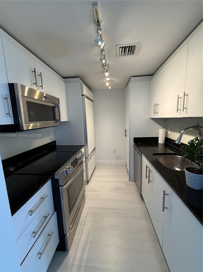 Building Photo - 10275 Collins Ave