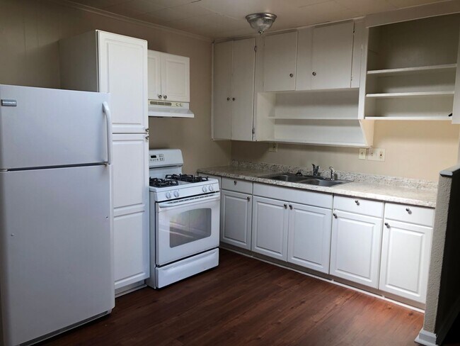 Foto del edificio - 1397 E Cypress Ave