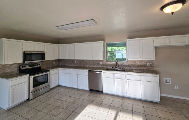 Foto del edificio - Charming 3-Bed, 2-Bath Country Home in Kem...