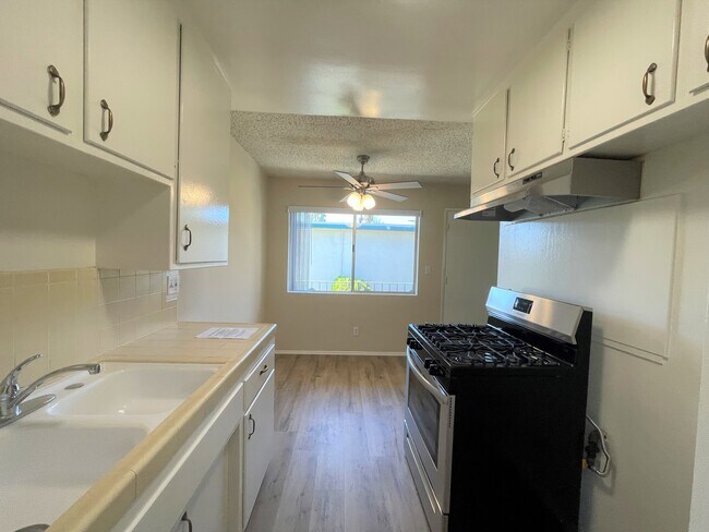 Building Photo - 100 S Altadena Dr