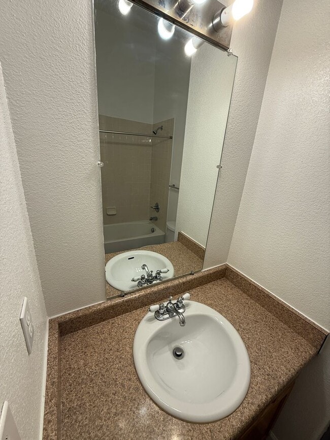 Building Photo - 3 bedroom townhome with 2 car garage!