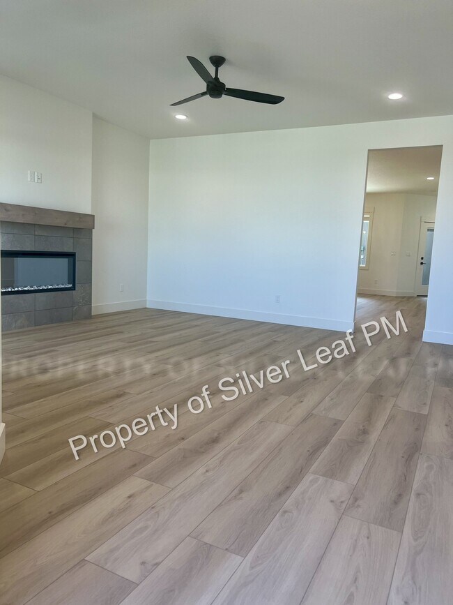 Foto del edificio - 475 E Chevy Dr
