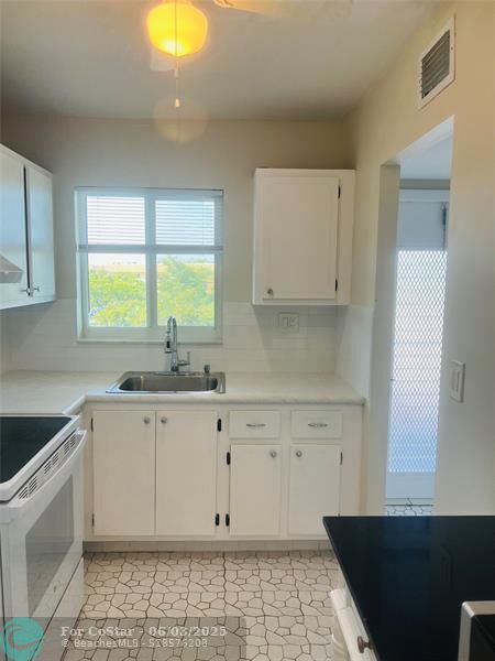 Foto del edificio - 8515 Sunrise Lakes Blvd