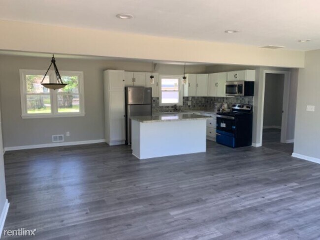Building Photo - 4 br, 1.5 bath House - 376 E. Lakeview dr.
