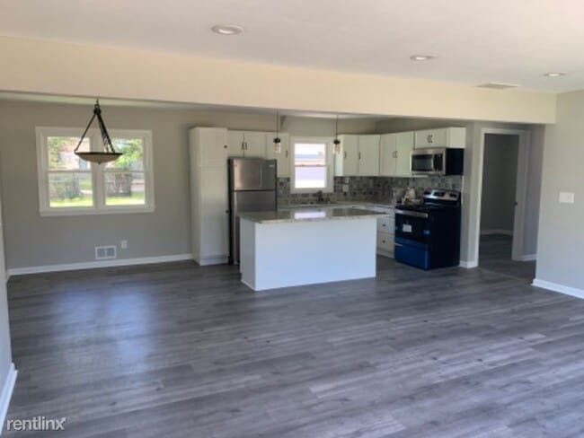 Foto del edificio - 4 br, 1.5 bath House - 376 E. Lakeview dr.