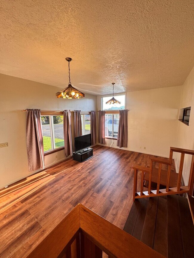 Building Photo - Wailua Homesteads 3 BD/2 BA, Large Yard