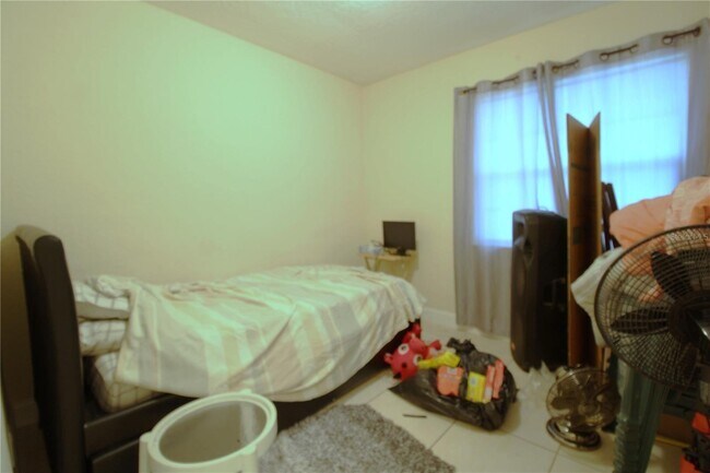 Foto del edificio - 5118 Anzio St