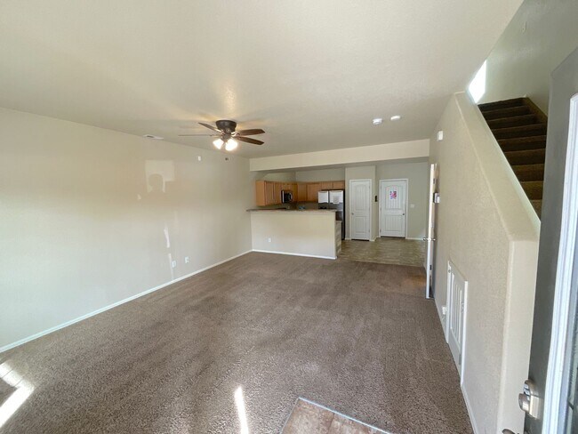 Foto del edificio - 3 Bedroom Townhome Available Near S Union Blvd & Monterey Rd!