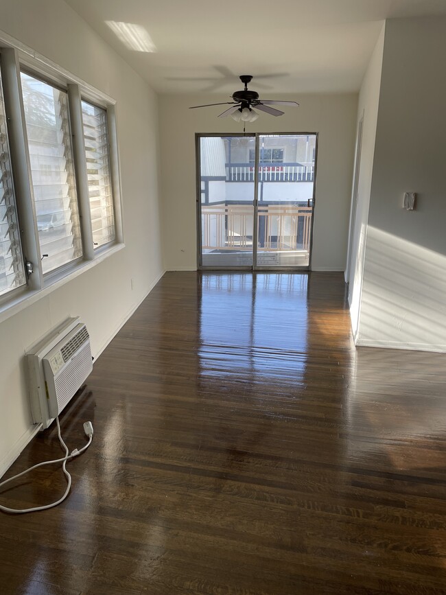 Foto del edificio - 4221 Longridge Ave