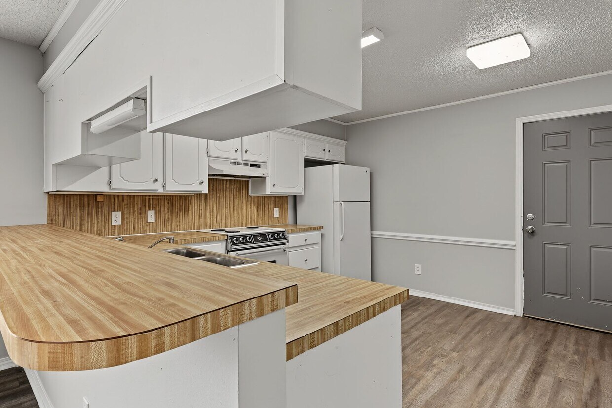 Building Photo - 322-328 Brookwood
