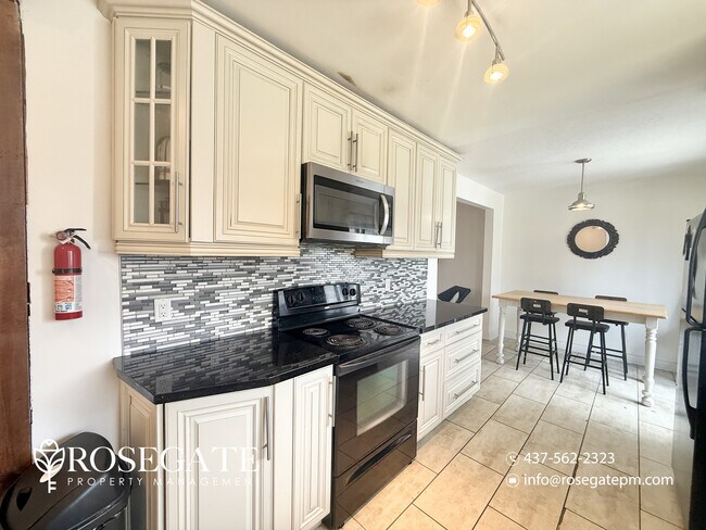 Photo du bâtiment - Furnished 2-Bedroom Apartment with Parking, Internet & Backyard Deck – Oshawa