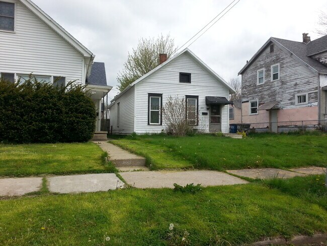 Building Photo - 2 Bedroom 1 bath