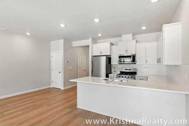 Foto del edificio - Modern *NEW CONSTRUCTION* 3 BD* 2.5 BA Tow...